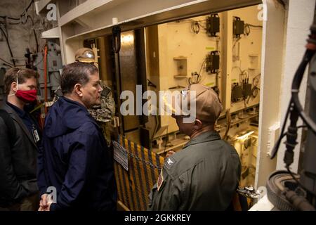 Il Dr. Raymond o'Toole Jr., direttore, test operativo e valutazione, centro, parla con il Capitano Paul Lanzilotta, USS Gerald R. Ford's (CVN 78) comandante ufficiale, destra, fuori di uno degli ascensori avanzati di armi Ford durante una visita della nave, 19 maggio 2021. Il Dr. O'Toole ha visitato Ford per condurre una valutazione visiva della disponibilità della nave per le prove Full Ship Shock Trials (FSST). Ford è in porto Naval Station Norfolk facendo i preparativi finali per FSST. Foto Stock