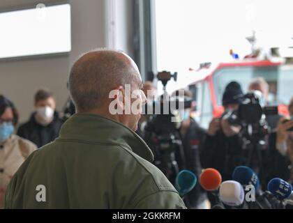 CERKLJE OB KRKI AIR BASE, Slovenia (20 maggio 2021) U.S. Air Force Gen. Jeffrey Harrigian, forze statunitensi in Europa - forze aeree il comandante africano parla con la stampa slovena. Le forze armate statunitensi e slovene si sono riunite alla cerimonia di taglio del nastro per il nuovo campo d'aviazione. L'integrazione con i partner sloveni ha svolto un ruolo cruciale nella formazione degli Stati Uniti durante il cavaliere astrale 21. Foto Stock