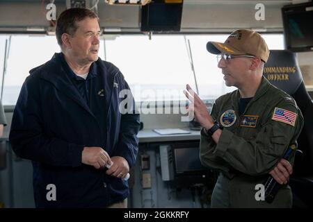 Il Dr. Raymond o'Toole Jr., direttore, test operativi e valutazione, a sinistra, parla con il Capitano Paul Lanzilotta, USS Gerald R. Ford (CVN 78) comandante ufficiale, nella casa pilota della nave durante una visita della nave, 19 maggio 2021. Il Dr. O'Toole ha visitato Ford per condurre una valutazione visiva della disponibilità della nave per le prove Full Ship Shock Trials (FSST). Ford è in porto Naval Station Norfolk facendo i preparativi finali per FSST. Foto Stock