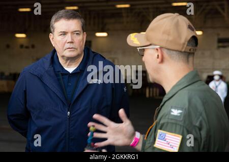 Il Dr. Raymond o'Toole Jr., direttore, test operativi e valutazione, parla con il Capitano Paul Lanzilotta, USS Gerald R. Ford (CVN 78) comandante ufficiale, durante una visita alla nave, 19 maggio 2021. Il Dr. O'Toole ha visitato Ford per condurre una valutazione visiva della disponibilità della nave per le prove Full Ship Shock Trials (FSST). Ford è in porto Naval Station Norfolk facendo i preparativi finali per FSST. Foto Stock