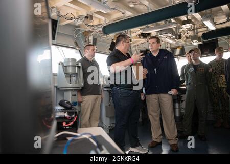 Il Dr. Raymond o'Toole Jr., direttore, test operativi e valutazione, centro, parla con Bob Magrath, PMS 378 shock trials lead, in USS Gerald R. Ford's (CVN 78) pilota casa durante una visita nave, 19 maggio 2021. Il Dr. O'Toole ha visitato Ford per condurre una valutazione visiva della disponibilità della nave per le prove Full Ship Shock Trials (FSST). Ford è in porto Naval Station Norfolk facendo i preparativi finali per FSST. Foto Stock