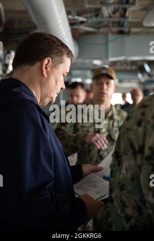 Il Dr. Raymond o'Toole Jr., direttore, test operativi e valutazione, a sinistra, esamina un breve nella casa pilota di USS Gerald R. Ford (CVN 78) durante una visita alla nave, il 19 maggio 2021. Il Dr. O'Toole ha visitato Ford per condurre una valutazione visiva della disponibilità della nave per le prove Full Ship Shock Trials (FSST). Ford è in porto Naval Station Norfolk facendo i preparativi finali per FSST. Foto Stock