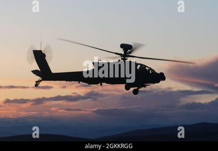 Aviatori assegnati a 4-6 Air Cavalry Squadron, 16th Combat Aviation Brigade, manovrare un elicottero di attacco AH-64 al Yakima Training Center, Washington, il 19 maggio 2021. I soldati svolgono un allenamento diurno e notturno. Foto Stock