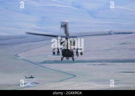 Aviatori assegnati a 4-6 Air Cavalry Squadron, 16th Combat Aviation Brigade, manovrare un elicottero di attacco AH-64 al Yakima Training Center, Washington, il 18 maggio 2021. I soldati svolgono un allenamento diurno e notturno. Foto Stock