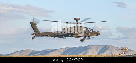 Aviatori assegnati a 4-6 Air Cavalry Squadron, 16th Combat Aviation Brigade, manovrare un elicottero di attacco AH-64 al Yakima Training Center, Washington, il 19 maggio 2021. I soldati svolgono un allenamento diurno e notturno. Foto Stock