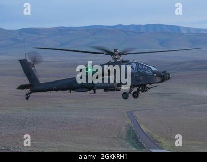 Aviatori assegnati a 4-6 Air Cavalry Squadron, 16th Combat Aviation Brigade, manovrare un elicottero di attacco AH-64 al Yakima Training Center, Washington, il 19 maggio 2021. I soldati svolgono un allenamento diurno e notturno. Foto Stock