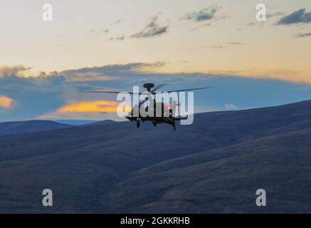 Aviatori assegnati a 4-6 Air Cavalry Squadron, 16th Combat Aviation Brigade, manovrare un elicottero di attacco AH-64 al Yakima Training Center, Washington, il 19 maggio 2021. I soldati svolgono un allenamento diurno e notturno. Foto Stock