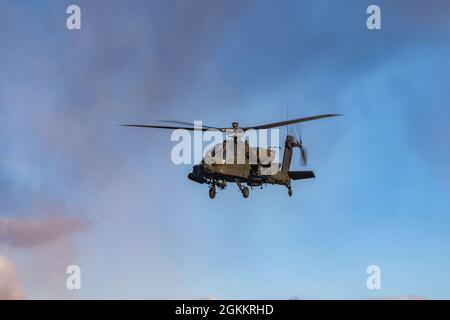 Aviatori assegnati a 4-6 Air Cavalry Squadron, 16th Combat Aviation Brigade, manovrare un elicottero di attacco AH-64 al Yakima Training Center, Washington, il 19 maggio 2021. I soldati svolgono un allenamento diurno e notturno. Foto Stock