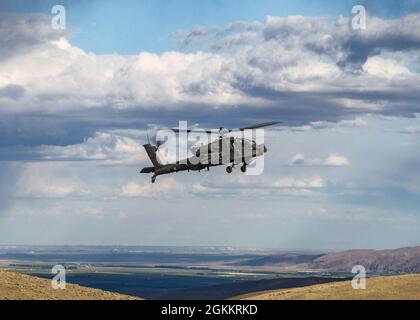 Aviatori assegnati a 4-6 Air Cavalry Squadron, 16th Combat Aviation Brigade, manovrare un elicottero di attacco AH-64 al Yakima Training Center, Washington, il 19 maggio 2021. I soldati svolgono un allenamento diurno e notturno. Foto Stock