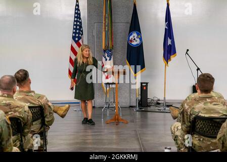 Dr. Lisa Miller, Professore di Psicologia ed Educazione presso il Teachers College della Columbia University, parla con i soldati dell'esercito degli Stati Uniti in Alaska durante l'addestramento del pilota di prontezza spirituale 'Strong Warrior, strong Spirit' sulla Joint base Elmendorf-Richardson, Alaska, 19 maggio 2021. US Army Alaska Chaplain's ha ospitato l'addestramento del pilota 17-20 maggio su entrambi JBER e Fort Wainwright. Lo scopo del programma è quello di far progredire la disponibilità spirituale dell'Esercito collegando la salute comportamentale, altri operatori sanitari, la cappellania a livello di unità e la leadership con la scienza, le competenze e gli strumenti per meglio connettersi con il primo Foto Stock