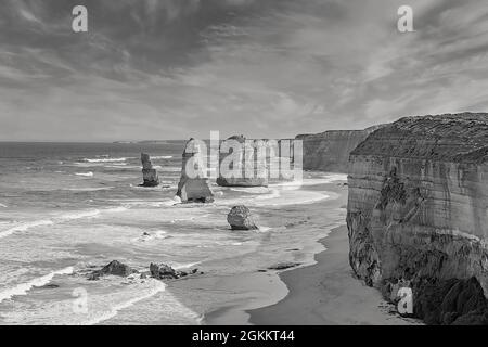 Monotono dei dodici Apostoli, un famoso punto di riferimento lungo la Great Ocean Road in Victoria Australia Foto Stock