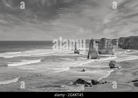 I dodici Apostoli, un famoso punto di riferimento lungo la Great Ocean Road in Victoria Australia in bianco e nero Foto Stock