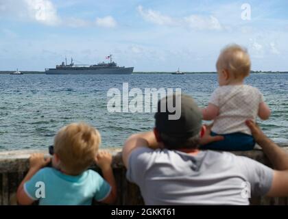 BASE NAVALE GUAM (20 maggio 2021) la gara sottomarina USS Emory S. Land (AS 39) transita da Apra Harbour, maggio 20. La terra tornò a casa a Guam dopo un periodo di otto mesi di manutenzione programmata al Mare Island Dry Dock a Vallejo, California. Foto Stock