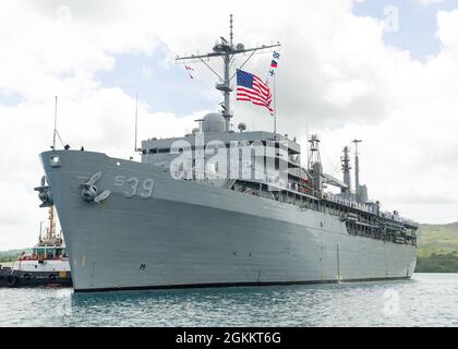 APRA HARBOUR, Guam (20 maggio 2021) marinai assegnati alla gara sottomarina USS Emory S. Land (AS 39) man the rail durante il transito di Apra Harbour, maggio 20. La terra tornò a casa a Guam dopo un periodo di otto mesi di manutenzione programmata al Mare Island Dry Dock a Vallejo, California. Foto Stock