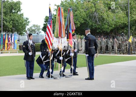 I soldati assegnati alla terza divisione di fanteria si preparano a recuperare i colori al Cashe Garden Dedication come parte della Marne Week 2021 a Fort Stewart, Georgia, maggio 20. Durante la settimana della Marna, la Divisione ha dedicato lo Sgt. 1° Classe Alwyn C. Cashe Garden per onorare il soldato Dogface, leader e vincitore della medaglia Silver Star, e per ispirare altri a emulare il suo esempio. Foto Stock