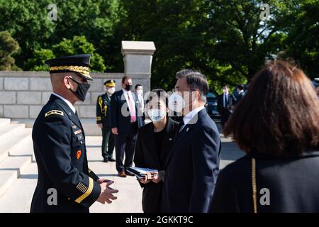 Il Presidente Moon Jae-in della Repubblica di Corea partecipa ad una cerimonia di deposizione della corona d'onore dell'Esercito alla Tomba del Milite Ignoto, nel cimitero nazionale di Arlington, Arlington, Va., 20 maggio 2021. L'evento è stato ospitato da Omar J. Jones IV, il comandante della Joint Force Headquarters - National Capitol Region e U.S. Army Military District di Washington. Foto Stock