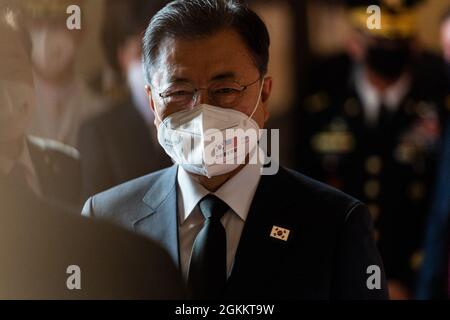 Il presidente Moon Jae-in della Repubblica di Corea tournée la tomba del Milite Ignoto dopo una cerimonia di deposizione della corona d'onore dell'Esercito, nel cimitero nazionale di Arlington, Arlington, Va., 20 maggio 2021. L'evento è stato ospitato da Omar J. Jones IV, il comandante della Joint Force Headquarters - National Capitol Region e U.S. Army Military District di Washington. Foto Stock