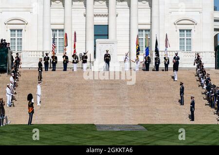 Il Presidente Moon Jae-in della Repubblica di Corea partecipa ad una cerimonia di deposizione della corona d'onore dell'Esercito alla Tomba del Milite Ignoto, nel cimitero nazionale di Arlington, Arlington, Va., 20 maggio 2021. L'evento è stato ospitato da Omar J. Jones IV, il comandante della Joint Force Headquarters - National Capitol Region e U.S. Army Military District di Washington. Foto Stock