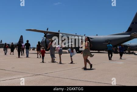 I membri della famiglia camminano verso un velivolo C-130J Super Hercules per salutare Airmen con la 317a Ala Airlift alla base dell'aeronautica di Dyess, Texas, 15 maggio 2021. I membri della famiglia hanno accesso a una moltitudine di risorse in tutta la base per aiutarli mentre i loro coniugi militari sono schierati. Foto Stock