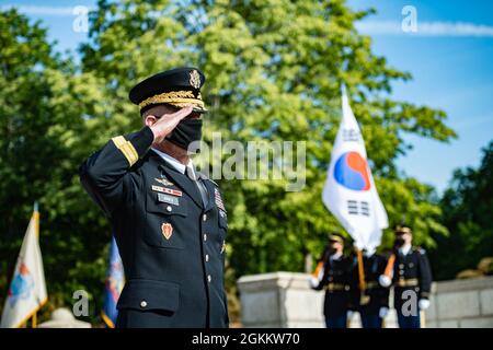 Omar J. Jones IV, comandante generale, quartier generale delle forze congiunte – National Capital Region / Military District of Washington rende onore all'arrivo del presidente Moon Jae-in della Repubblica di Corea al cimitero nazionale di Arlington, Arlington, Virginia, 20 maggio 2021. Foto Stock