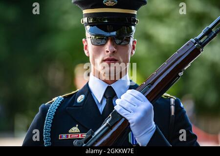 Una sentinella del reggimento di fanteria degli Stati Uniti 3d (la vecchia Guardia) partecipa al cambio della guardia alla Tomba del Milite Ignoto al Cimitero Nazionale di Arlington, Arlington, Virginia, 20 maggio 2021. Foto Stock