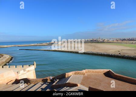 Una vista della foce del fiume Bou Regreg e dell'oceano Atlantico dalla Kasbah degli Udayas a Rabat, Marocco. Foto Stock