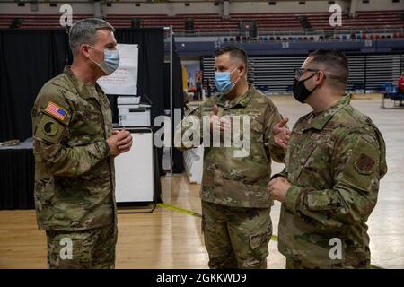 Briga dell'esercito degli Stati Uniti. Il generale Robert K. Ryan, a sinistra, comandante della componente terrestre, Guardia Nazionale del Distretto di Columbia, e comandante, Joint Task Force - Distretto di Columbia, parla con entrambi gli Stati Uniti Air Force Lt. Col. Corey Walters, centro, direttore di manodopera e personale, District of Columbia National Guard, e Tech. SGT. Jonathan Cook, a destra, 172nd Airlift Wing, Mississippi National Guard, presso l'armeria D.C. a Washington, D.C., 20 maggio 2021. La Guardia Nazionale è stata invitata a continuare a sostenere le forze dell'ordine federali con sicurezza, comunicazioni, evacuazione medica, logistica e saf Foto Stock