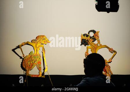 Spettacolo di marionette all'ombra Giavanese o kulit wayang. I burattini ombra sono di solito in scena dalla notte alla mattina presto e sono liberi di guardare dal pubblico in generale Foto Stock