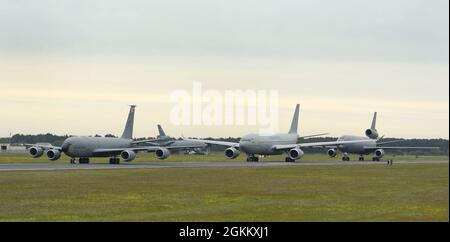 Un velivolo U.S. Air Force KC-135 Stratotanker, Royal Air Force A330 Voyager e U.S. Air Force KC-10 Extender effettuano una “passeggiata a dorso di elefante” lungo la pista il 20 maggio 2021, presso la RAF Mildenhall, Inghilterra. La camminata sugli elefanti, seguita da un volo di formazione, faceva parte del Simposio europeo sulle navi cisterna, che riunisce l'equipaggio delle navi cisterna dei paesi NATO, insieme ad altre forze statunitensi e canadesi per condividere esperienze e conoscenze. Foto Stock