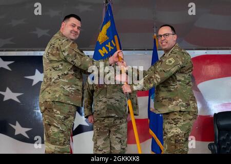 Il Colon Eric Tramel, a destra, comandante del secondo gruppo di manutenzione, riceve la guidon dal Colon Mark Dmytryszyn, a sinistra, comandante della seconda ala della bomba, durante una cerimonia di cambio di comando alla base dell'aeronautica militare di Barksdale, Louisiana, 20 maggio 2021. Il passaggio di guidon di uno squadrone simboleggia un trasferimento di comando. Foto Stock