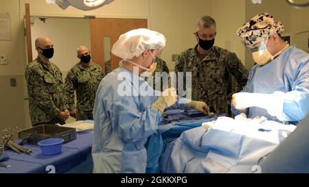 ADM posteriore. Tim Weber, comandante e direttore delle forze mediche della Marina del Pacifico, guarda un istruttore e uno studente eseguire una procedura simulata durante una visita al programma di formazione di tecnologi chirurgici presso il Medical Education and Training Campus, maggio 19. METC è un campus a tre servizi che offre 48 diversi programmi di istruzione per gli studenti del DOD, tra cui Hospital Corpsman Basic, noto anche come scuola 'A', e diversi programmi di formazione specialistica come la tecnologia chirurgica, anche noto come 'C' scuole. Weber, che ha la supervisione degli otto medici della Marina Medicine Foto Stock