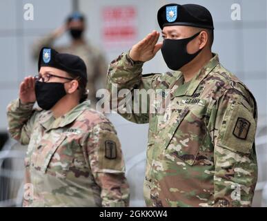 Il 20 maggio 2021, il Lt. Col. Sarah Torres (a sinistra) ha ceduto il comando al Lt. Col. Qui Nguy (a destra) in una cerimonia sul patio del Brian D. Allgood Army Community Hospital a Humphreys. Dall'attivazione dell'unità nel luglio del 2019, i "draghi più attivi" sotto la guida di Torres hanno passato da un'installazione all'altra, costruendo l'ospedale da campo da un ospedale di supporto ai combattimenti a gestire una missione a doppio personale e trovandosi a capo della pandemia COVID-19. Foto Stock