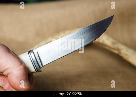 Hunter combattono a mano coltello e cervi antlers Foto Stock
