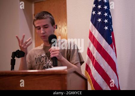 Airman 1a classe Aaron Douglas, Airman assegnato al 890° Missile Security Forces Sqaudron, parla ad una fiera di felicità su F.E. Warren AFB, 20, maggio 2021. La fiera della felicità è stata ospitata negli sforzi per aumentare il morale sulla base. Foto Stock