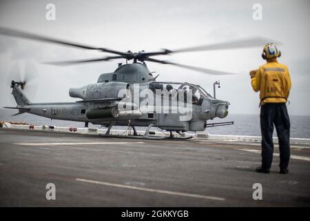 PACIFICO (20 maggio 2021) Un corpo marino statunitense AH-1Z Viper assegnato a Marine Medium Tiltrotor Squadron (VMM) 165 (rinforzato), 11th Marine Expeditionary Unit (MEU), si prepara a decollo da nave d'assalto anfibio USS Essex (LHD 2), maggio 20. Marines e marinai dell'XI MEU e Essex Amphibious Ready Group (ARG) stanno conducendo un addestramento integrato al largo delle coste della California meridionale. Foto Stock