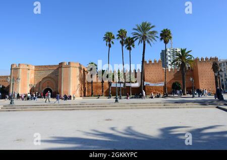 Piazza Bab el Had e le mura della città vecchia di Rabat, Marocco. Foto Stock