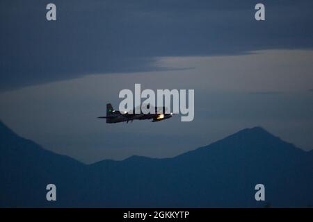 L'Aeronautica Colombiana A-29B Super Tucano decollera dalla base dell'Aeronautica militare Davis-Monthan, Ariz., durante il salvataggio della bandiera rossa 20 maggio 2021. La Colombiana Air Force A-29B ha completato 10 missioni di volo, 30 sortie, e ha comandato due missioni durante l’esercizio. Foto Stock