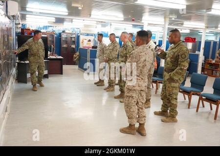 Il Major Trenton Raymond, 1185° Battaglione di distribuzione e distribuzione, responsabile delle operazioni, presenta una panoramica delle capacità dei Marines con la Special Purpose Marine Air-Ground Task Force – Crisis Response – Central Command durante la loro visita al porto di Shuaiba, Kuwait. Foto Stock