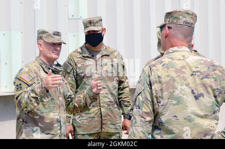 FORT CARSON, Colom. — Gen. Ed Daly, comandante generale, comando Materiel dell'esercito degli Stati Uniti, parla con i leader della terza squadra di combattimento delle brigate corazzate delle loro esperienze e lezioni apprese a seguito della loro recente rotazione al National Training Center, Fort Irwin, California, durante la sua visita a Fort Carson 20 maggio 2021. Daly si è recato in diverse località della Mountain Post, dove ha parlato con leader, NCO e soldati su una serie di argomenti, tra cui il recupero e la preparazione per le future implementazioni. Foto Stock