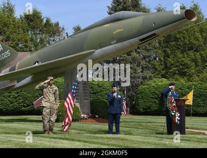 104th Fighter Wing membri si riuniscono per onorare i loro fratelli e sorelle in armi caduti in volo durante l'annuale F-100 Memorial Rededicazione cerimonia, 21 maggio 2021, alla Barnes Air National Guard base, Massachusetts. La cerimonia onora 13 Airmen 104FW per il loro servizio e sacrificio in servizio allo stato e al paese. E 'in memoria di: - 1 ° Lt. Edward W. Meacham, Monomoy Point, Massachusetts, 17 agosto 1948 - Maj. Robert Anderstrom, Granby, Connecticut, 7,1954 maggio - 1 ° Lt. Richard Brown, Granville, Massachusetts, 19 ottobre 1954 - Tech. SGT. Austin A. Cooper, Granville, Massachusetts, Foto Stock