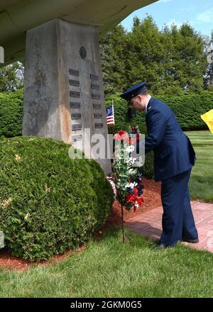 104th Fighter Wing membri si riuniscono per onorare i loro fratelli e sorelle in armi caduti in volo durante l'annuale F-100 Memorial Rededicazione cerimonia, 21 maggio 2021, alla Barnes Air National Guard base, Massachusetts. Il col. Tom 'Sling' Bladen ha posto la corona davanti al monumento per onorare i nostri caduti. La cerimonia onora 13 Airmen 104FW per il loro servizio e sacrificio in servizio allo stato e al paese. E 'in memoria di: - 1 ° Lt. Edward W. Meacham, Monomoy Point, Massachusetts, 17 agosto 1948 - Maj. Robert Anderstrom, Granby, Connecticut, 7,1954 maggio - 1 ° Lt. Richard Brown, Granville Foto Stock