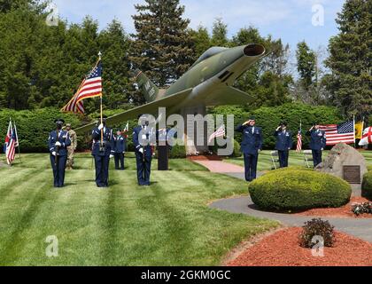 104th Fighter Wing membri si riuniscono per onorare i loro fratelli e sorelle in armi caduti in volo durante l'annuale F-100 Memorial Rededicazione cerimonia, 21 maggio 2021, alla Barnes Air National Guard base, Massachusetts. La cerimonia onora 13 Airmen 104FW per il loro servizio e sacrificio in servizio allo stato e al paese. E 'in memoria di: - 1 ° Lt. Edward W. Meacham, Monomoy Point, Massachusetts, 17 agosto 1948 - Maj. Robert Anderstrom, Granby, Connecticut, 7,1954 maggio - 1 ° Lt. Richard Brown, Granville, Massachusetts, 19 ottobre 1954 - Tech. SGT. Austin A. Cooper, Granville, Massachusetts, Foto Stock