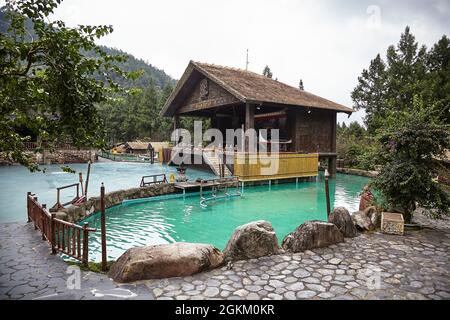 Vista di una tradizionale casa in legno al Villaggio Culturale Aborigeno di Formosan a Taiwan. Foto Stock