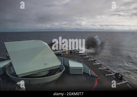 In piedi NATO Maritime Group One (SNMG1) Flagship sua Maestà Canadian Ship (HMCS) Halifax conduce una serie di addestramento di pistola principale 57mm al largo delle coste del Portogallo il 21 maggio 2021 durante l'esercizio Stadfast Defender 21 (STDE21). La serie faceva parte della fase di addestramento di Halifax per l'intensificazione del combattimento/integrazione della forza. STDE21 è un esercizio difensivo basato su uno scenario di cui all'articolo 5 che è destinato a scoraggiare l'aggressione e a rispondere alla crisi, se necessario. L’esercizio Maritime Live di STDE21 si svolge a partire dal 20-30 maggio 2021 nelle acque al largo di Lisbona, Portogallo. Foto Stock
