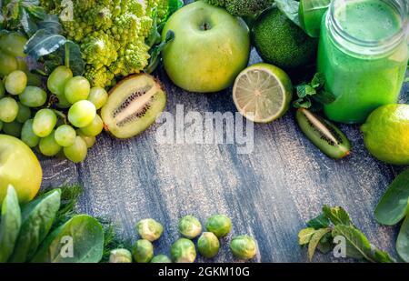 Frutta e ortaggi sani e verdi: Lime, kiwi, lattuga, cetriolo, avocado, broccoli, uva, mele ecc e verdure verdi frullato nel vaso su Foto Stock