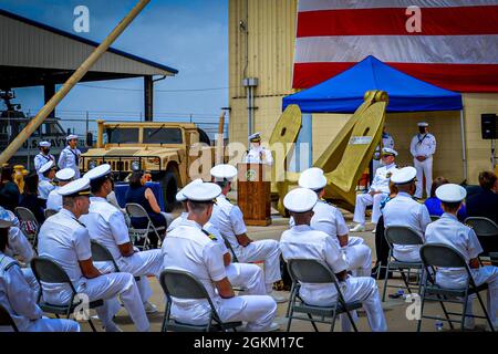 IMPERIAL BEACH, California (21 maggio 2021) il Capitano Timothy Wilke, commodore entrante del Maritime Expeditionary Security Group (MESG) 1, parla durante una cerimonia di cambio comando a bordo del Naval Outlying Landing Field Imperial Beach, California, 21 maggio 2021. Wilke ha sollevato il Capt. Allen D. Adkins come commodore durante la cerimonia. La forza di sicurezza marittima (MESF) è una capacità marina centrale che rafforza la letalità delle acque blu proteggendo le infrastrutture portuali e portuali, garantendo beni di alto valore e dominando nelle litorali con operazioni di sicurezza marittima. Foto Stock