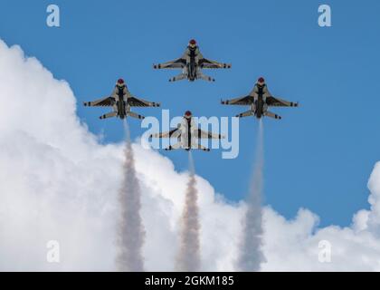 Lo Squadron "Thunderbirds" della dimostrazione aerea dell'aeronautica degli Stati Uniti ha eseguito una dimostrazione pratica alla base della guardia nazionale dell'aria di Pease il 10 settembre 2021 a Portsmouth, New Hampshire. Questa è stata la prima performance del team a Pease dal 2012. (STATI UNITI Air Force foto di Tech. SGT. Nicolas Myers) Foto Stock