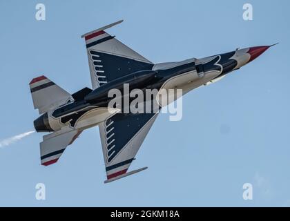 Lo Squadron "Thunderbirds" della dimostrazione aerea dell'aeronautica degli Stati Uniti ha eseguito una dimostrazione pratica alla base della guardia nazionale dell'aria di Pease il 10 settembre 2021 a Portsmouth, New Hampshire. Questa è stata la prima performance del team a Pease dal 2012. (STATI UNITI Air Force foto di Tech. SGT. Nicolas Myers) Foto Stock