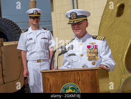 IMPERIAL BEACH, California (21 maggio 2021) il Capitano Timothy Wilke, commodore entrante del Maritime Expeditionary Security Group (MESG) 1, parla durante una cerimonia di cambio comando a bordo del Naval Outlying Landing Field Imperial Beach, California, 21 maggio 2021. Wilke ha sollevato il Capt. Allen D. Adkins come commodore durante la cerimonia. La forza di sicurezza marittima (MESF) è una capacità marina centrale che rafforza la letalità delle acque blu proteggendo le infrastrutture portuali e portuali, garantendo beni di alto valore e dominando nelle litorali con operazioni di sicurezza marittima. Foto Stock