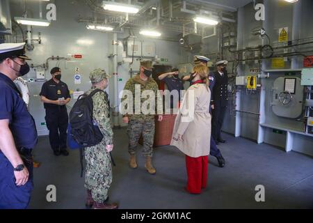 Simon Doran, Senior National Representative presso il Carrier Strike Group del Regno Unito, saluta Chargé d’Affaires presso l’Ambasciata degli Stati Uniti a Londra Yael Lempert a bordo della nave di sua Maestà la Regina Elisabetta il 21 maggio 2021. Lempert ha visitato i Marines e i marinai di Marine Fighter Attack Squadron 211 che sono a bordo della HMS Queen Elizabeth come parte del sostegno degli Stati Uniti al Regno Unito Carrier Strike Group 21. Lo spiegamento del CSG-21 è un risultato storico e il culmine di uno sforzo di cooperazione bilaterale decennale con i vettori per approfondire l'interoperabilità USA-Regno Unito in modo senza precedenti Foto Stock